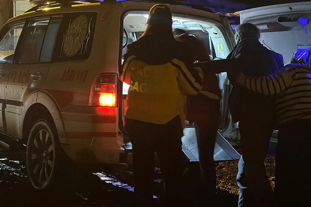 Ağrı'da rahatsızlanan 66 yaşındaki hasta hastaneye yetiştirildi