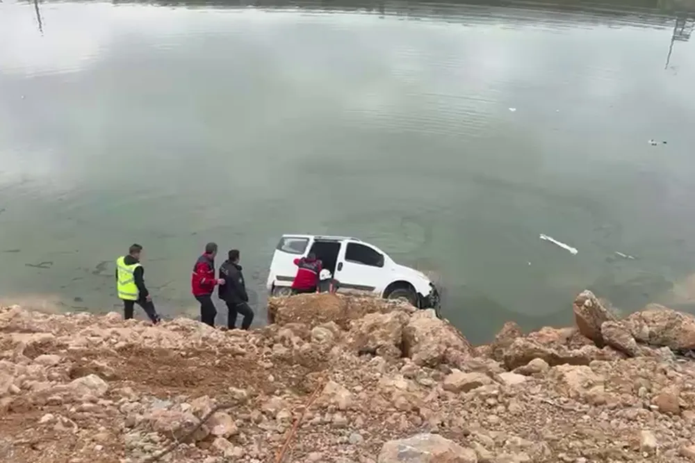 Gölete doğru yuvarlanan otomobil, kaya parçasına takılarak durdu
