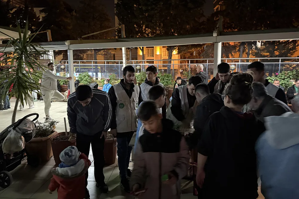 HÜDA PAR İzmir Hür Gençlik Kolları’ndan Kadir Gecesi’nde camilerde ikram