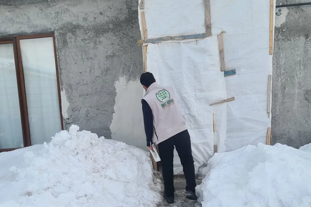 Umut Kervanı Muradiye’de ayni ve nakdi yardım dağıttı