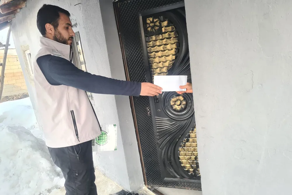 Umut Kervanı Muradiye’de ayni ve nakdi yardım dağıttı