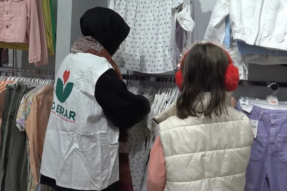 IHO EBRAR bayram öncesi yetimleri giyindirdi