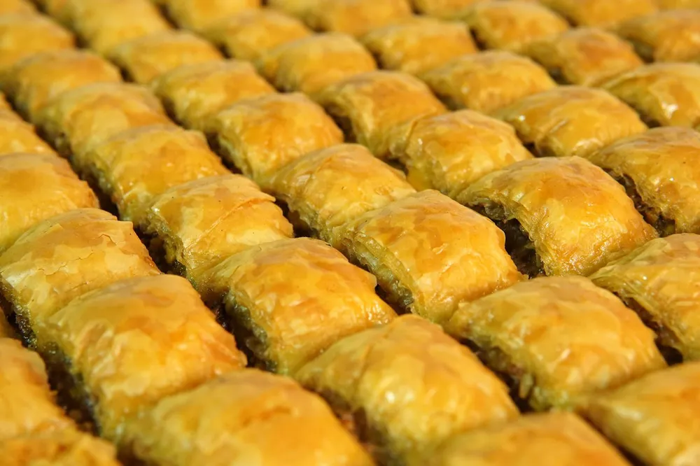 Bayramda aşırı şeker ve tatlı tüketimi diş sağlığını tehdit edebilir