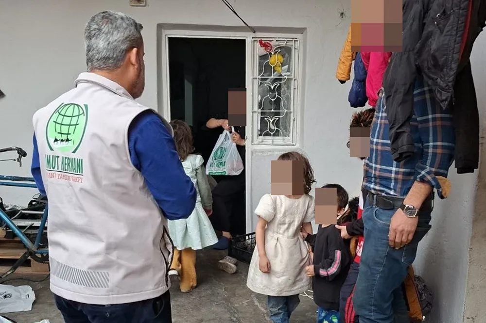 Umut Kervanı yüzlerce aileye bayram sevinci yaşattı