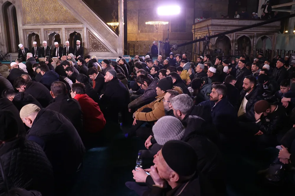 Kadri Gecesi Ayasofya'da dua ve zikirlerle ihya edildi