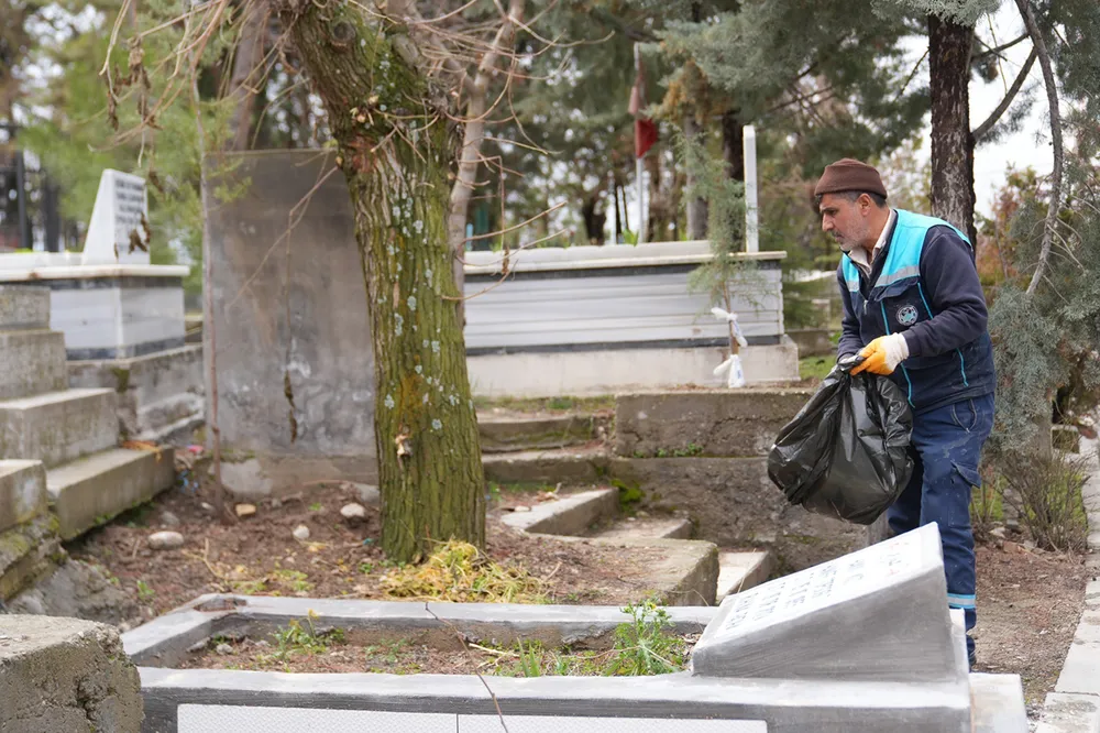 Malatya'da bayram öncesi cami ve mezarlıklar temizleniyor