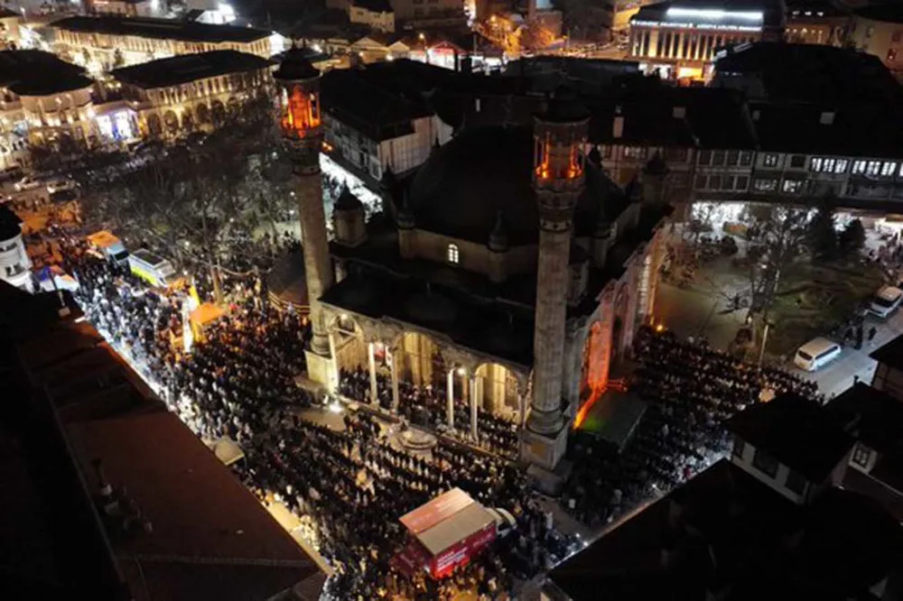 Konya’da Kadir Gecesi camilerde yoğun katılımla ihya edildi