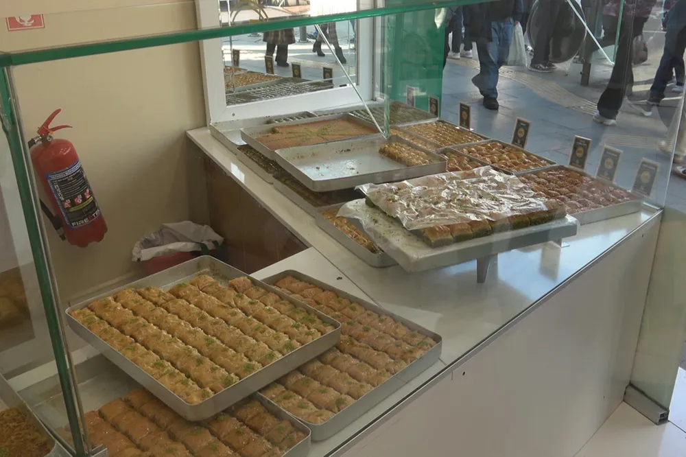 İzmir’de bayram tatlısı telaşı başladı: Eskiler baklavayı, gençler sütlüyü tercih ediyor