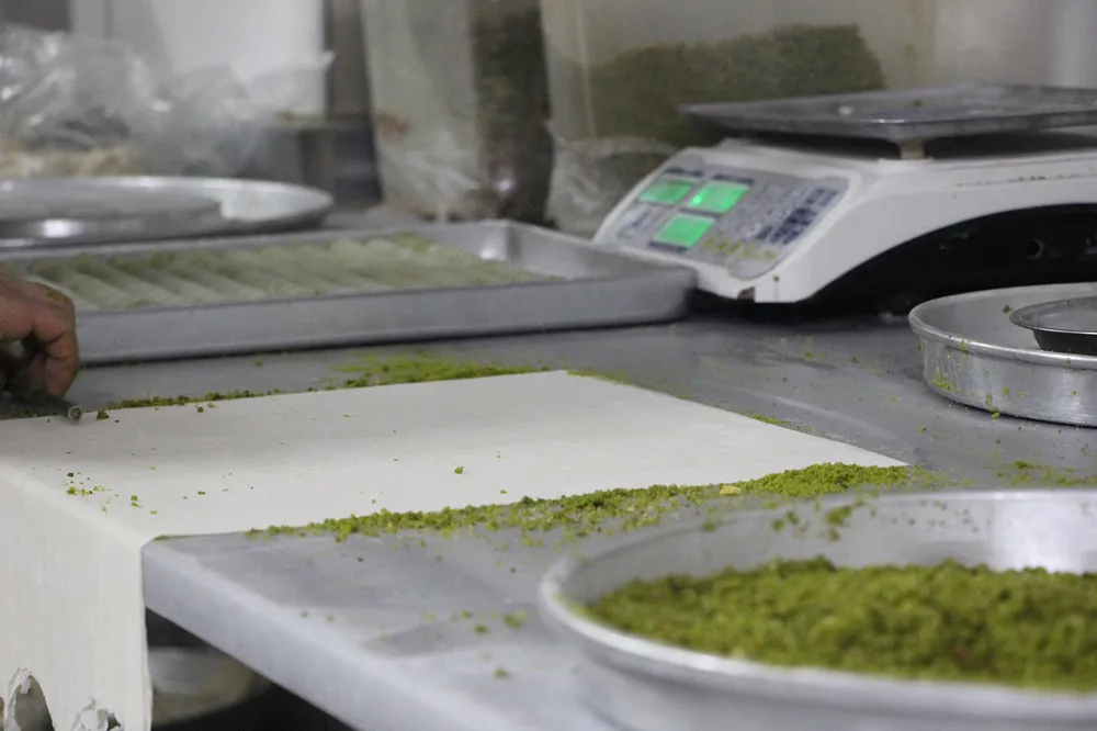 Gaziantep'te baklava mesaisi: Ustaları siparişlere yetişmeye çalışıyor