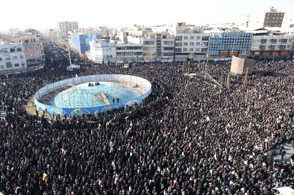 İran'da Dena müretteabatı ile Laricani için cenaze töreni düzenleniyor
