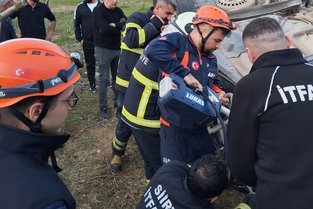 Siirt’te kamyonet şarampole yuvarlandı: Bir ölü, 2 yaralı