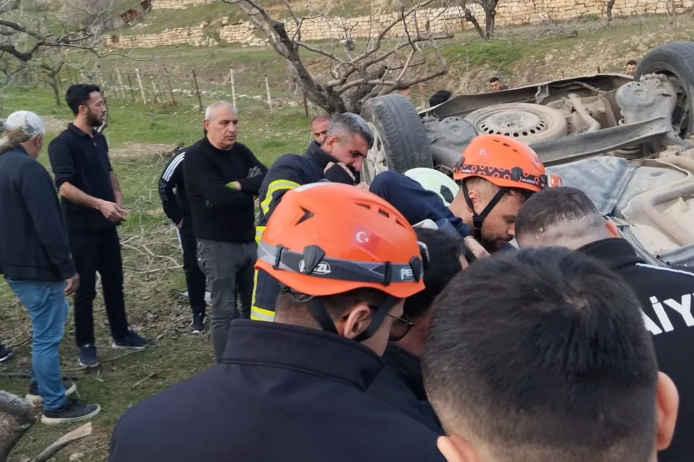 Siirt’te kamyonet şarampole yuvarlandı: Bir ölü, 2 yaralı