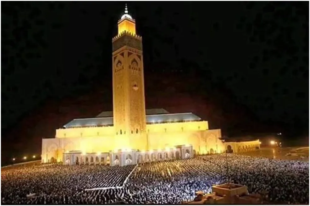 Fas’ta Kadir Gecesi’nde 900 bin kişi aynı safta teravih kıldı