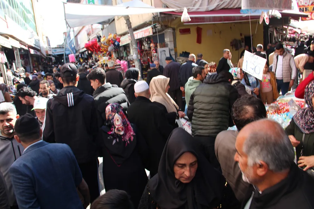 Çarşı ve pazarlarda bayram bereketi ve yoğunluğu yaşanıyor