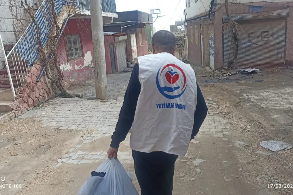 Mardin’de onlarca yetim bayramlık elbiselerle sevindi