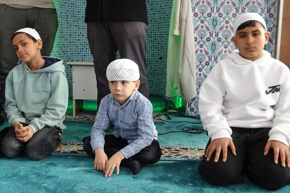 Ramazan ayı boyunca düzenli camiye giden çocuklar ödüllendirildi