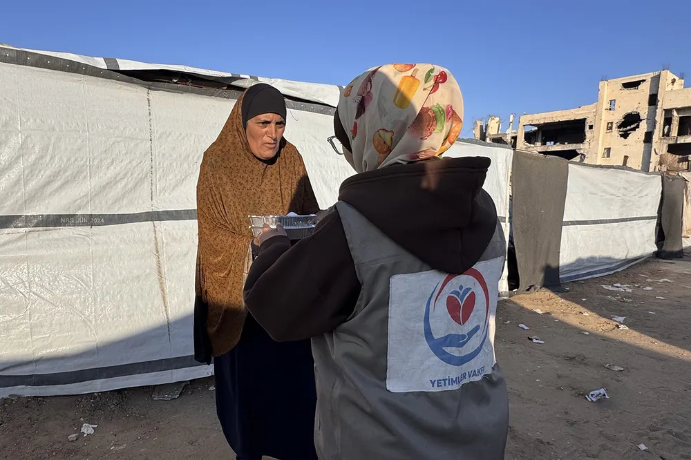 Yetimler Vakfı Gazze'de sıcak yemek dağıtımına devam ediyor