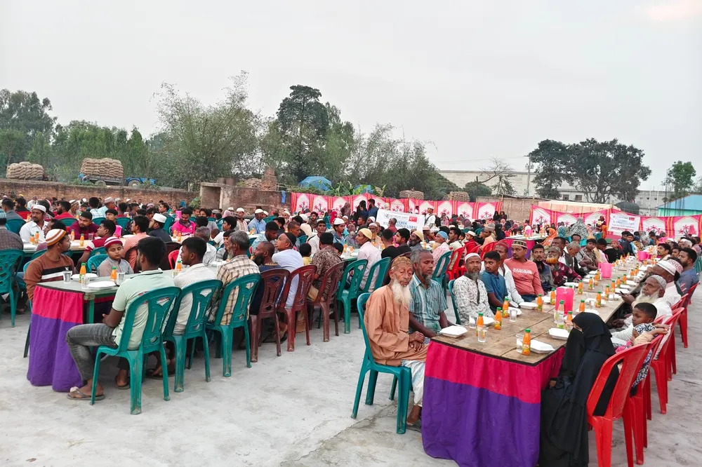Siverekli öğrenciler Yetimler Vakfı aracılığıyla Bangladeş’te iftar verdi