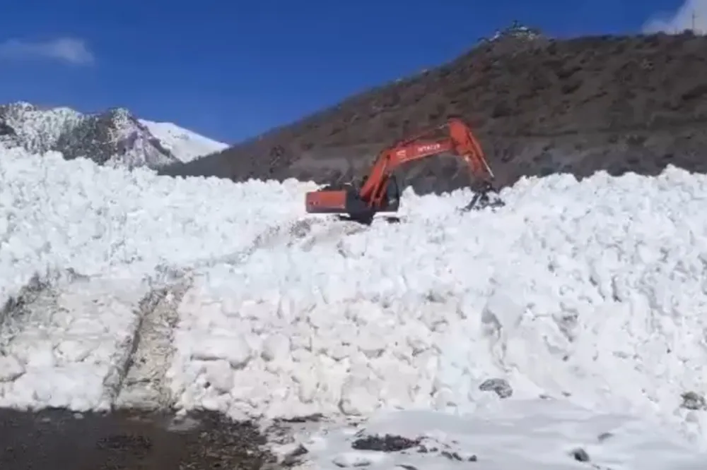 Şırnak'ta kar temizleme çalışmaları devam ediyor