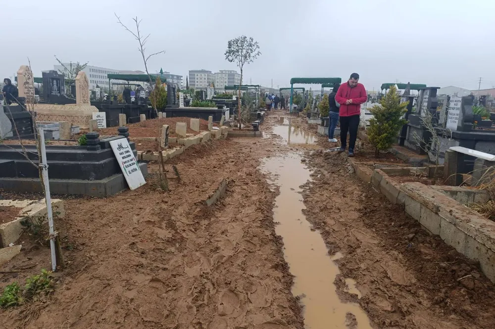 ⁨Viranşehir’de mezarlıkların çamur altında kalmasına tepki