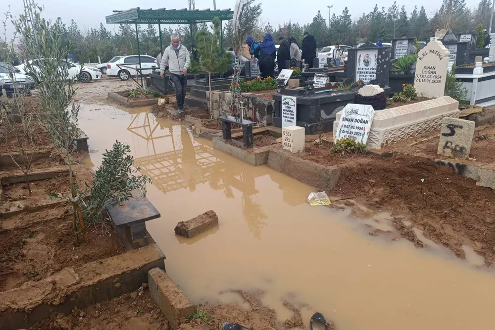 ⁨Viranşehir’de mezarlıkların çamur altında kalmasına tepki