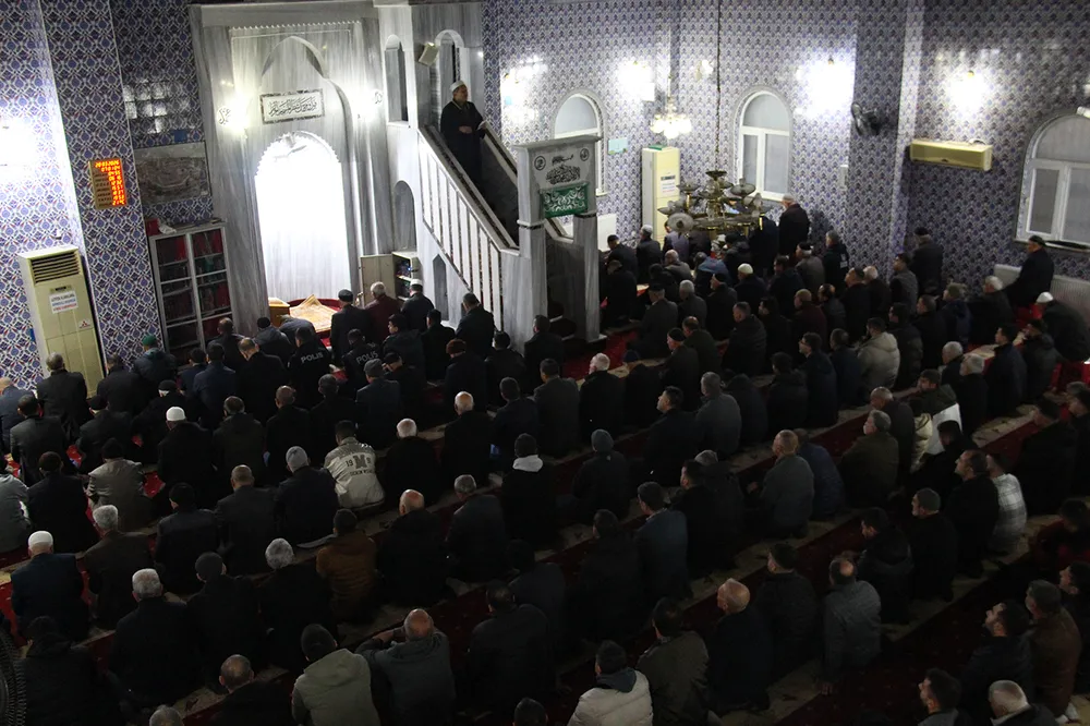 Bayram namazında Diyarbakırlılar camilere sığmadı