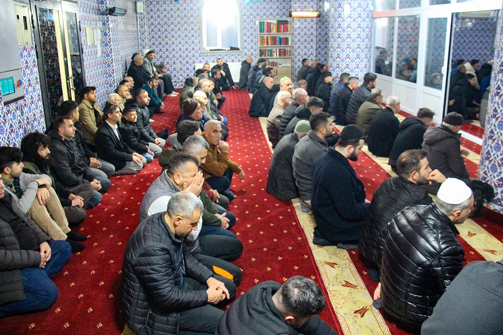 Bayram namazında Diyarbakırlılar camilere sığmadı