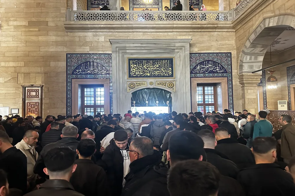 Adana'da Müslümanlar bayram namazı için saf tuttu