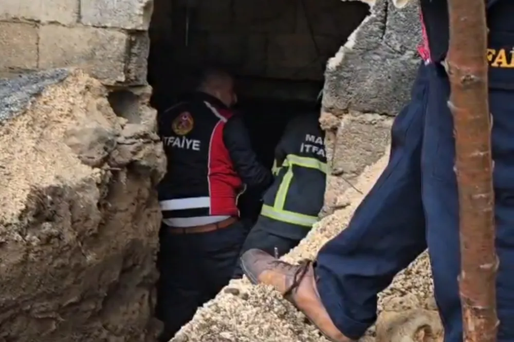 Mardin’de çöken ahıra düşen eşek itfaiye ekiplerince kurtarıldı