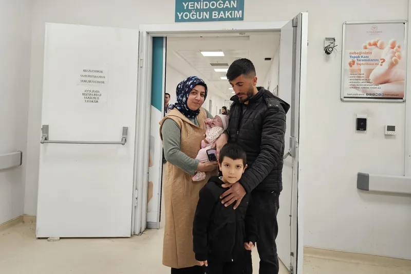 Anne karnında bağırsak delinmesi gelişen bebek, müdahale sonrası sağlığına kavuştu 