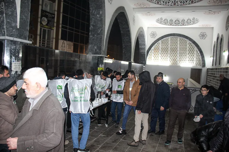 HÜDA PAR Ağrı Gençlik Kolları’ndan teravih çıkışı salep dağıtıldı