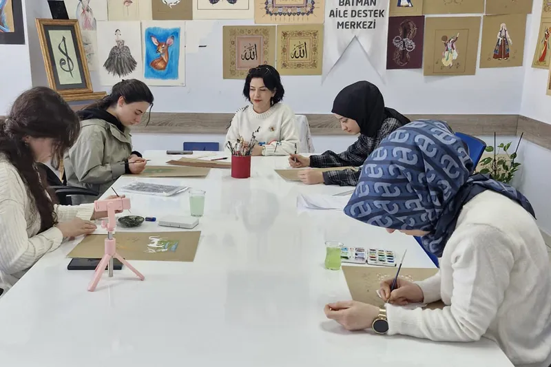 Batman'da kadınlar tezhip sanatını öğreniyor