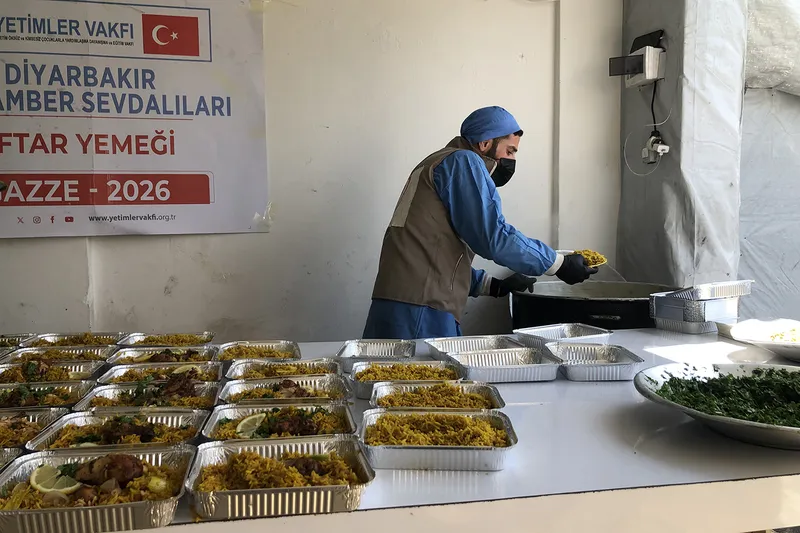 Yetimler Vakfı Gazze'de sıcak yemek dağıtımını sürdürüyor