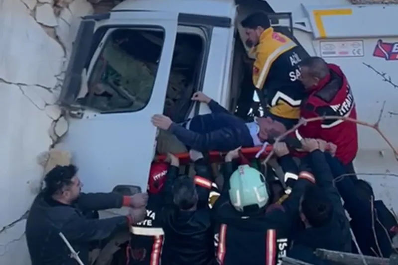 Freni patlayan kamyon eve çarparak durabildi