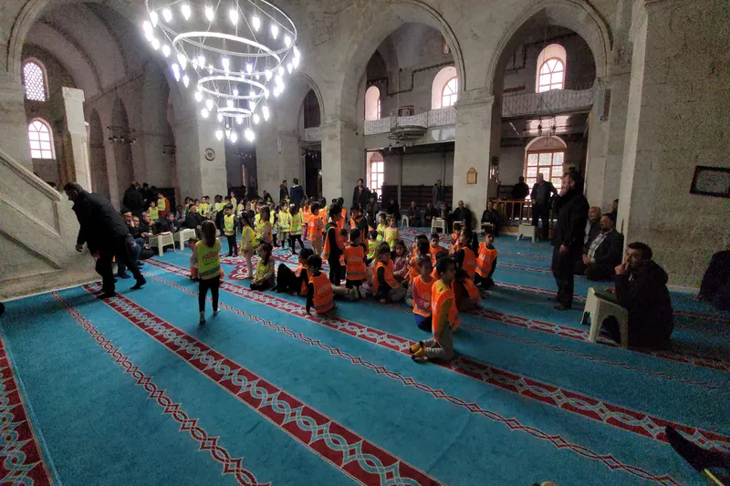 Asırlık camide yaşlılara anlamlı ziyaret