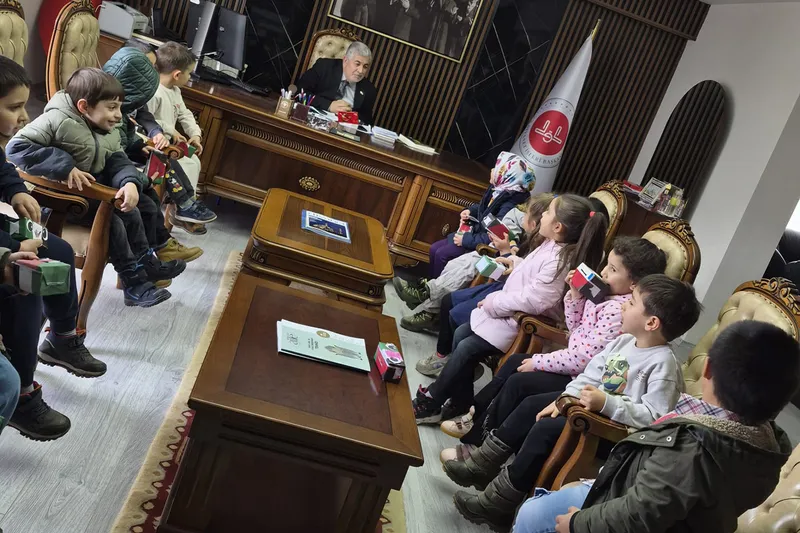 Kendileri küçük yürekleri kocaman: Öğrenciler kumbaralarını Gazze'ye bağışladı