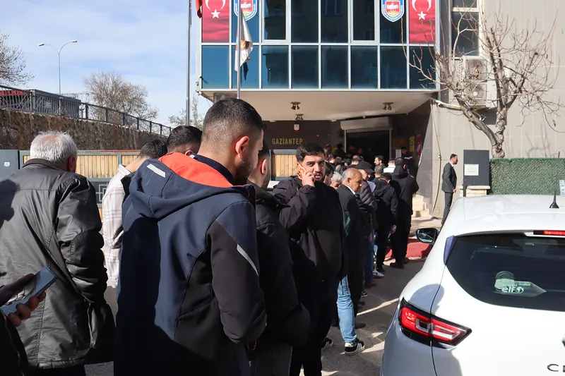 Gaziantepli vatandaşlar ceza yememek için kuyruk oldu