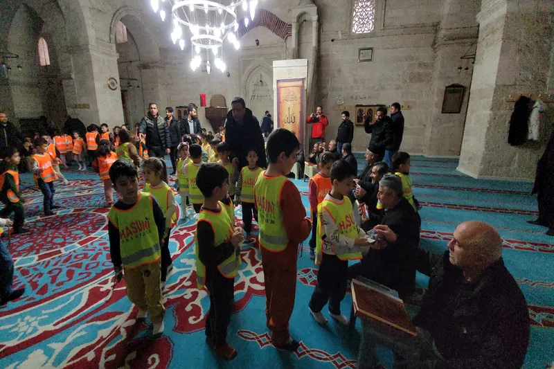 Asırlık camide yaşlılara anlamlı ziyaret