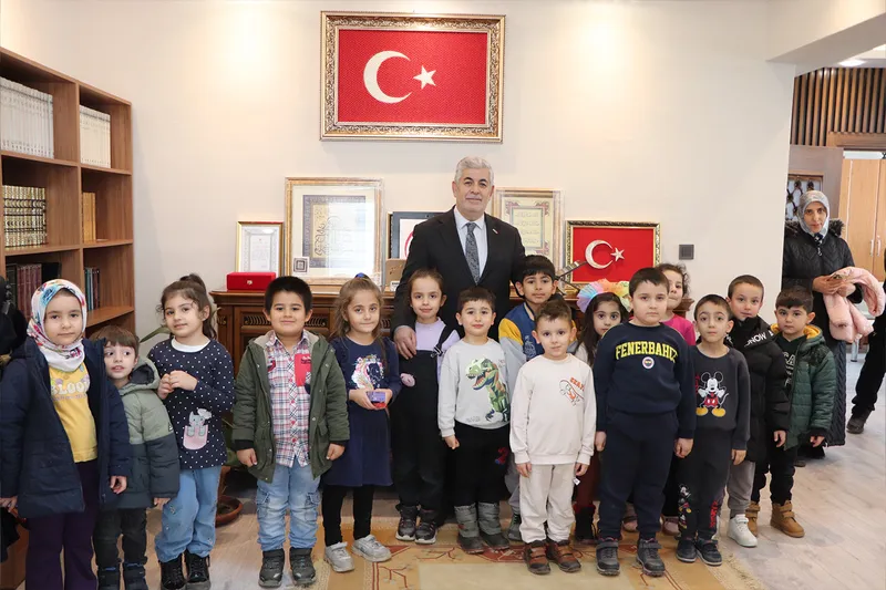 Kendileri küçük yürekleri kocaman: Öğrenciler kumbaralarını Gazze'ye bağışladı