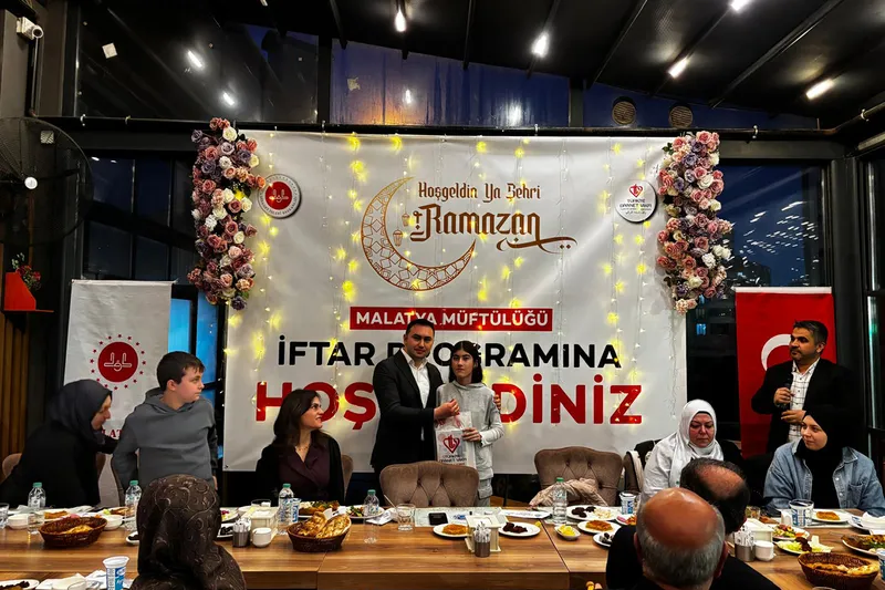 Malatya'da yetimler iyilik sofrasında buluştu