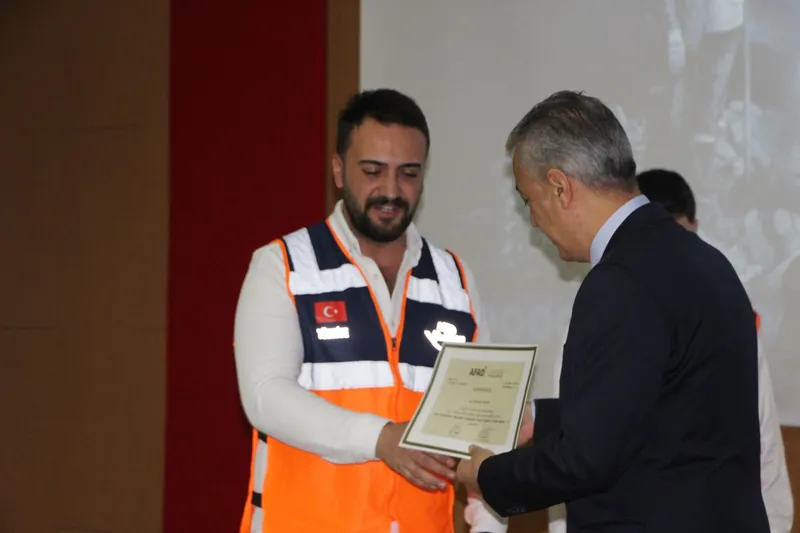 Mardin’de AFAD gönüllülerine peç ve sertifika takdim edildi