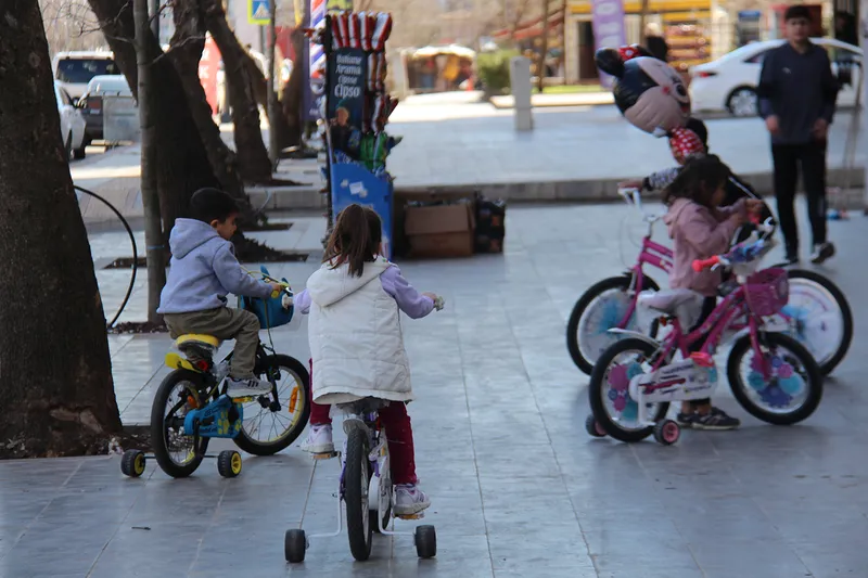 Yetimler Vakfı'ndan yetim çocuklara bisiklet ve oyuncak sürprizi