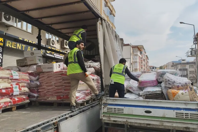 Umut Kervanı Batman'dan Suriye'ye 1 tır insani yardım gönderdi