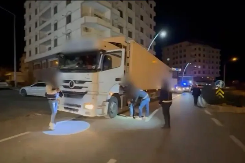 Batman'da TIR'da 25 düzensiz göçmen yakalandı, sürücü tutuklandı