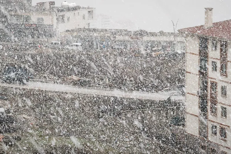 Şırnak'ta lapa lapa kar yağdı