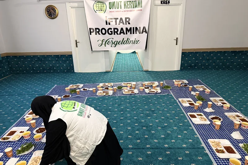 Umut Kervanı Diyarbakır'da ihtiyaç sahibi ailelerle sofralarda buluşuyor