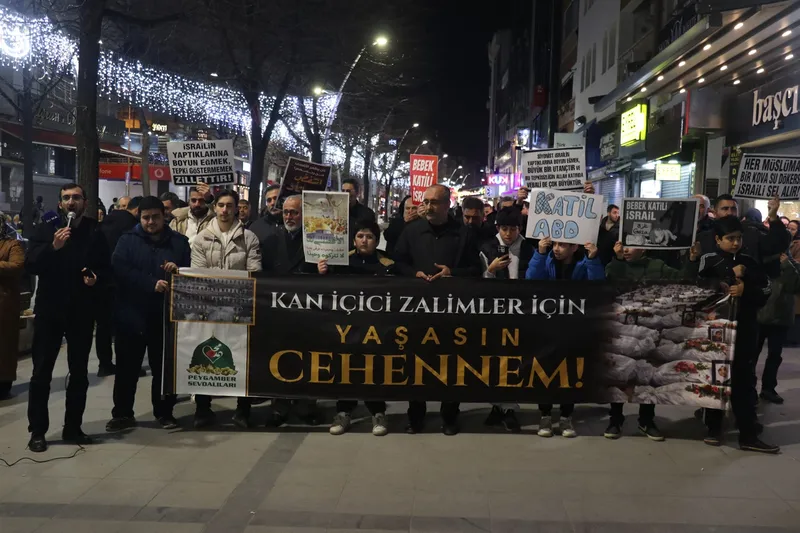 İran'a yönelik saldırılar İstanbul'un 6 ilçesinde eş zamanlı protesto edildi