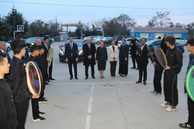 Diyarbakır Valisi iftarda liseli öğrencilerle buluştu