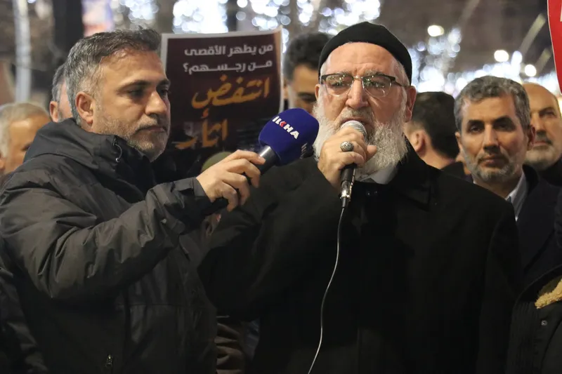 İran'a yönelik saldırılar İstanbul'un 6 ilçesinde eş zamanlı protesto edildi