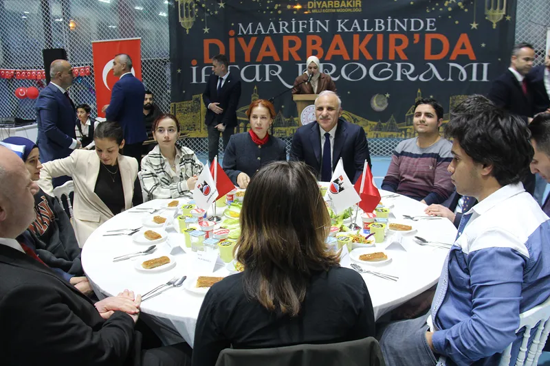 Diyarbakır Valisi iftarda liseli öğrencilerle buluştu